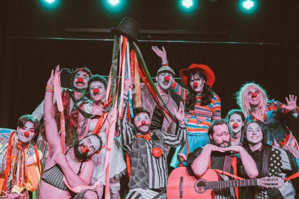 foto colorida de palhaços - metrópoles
