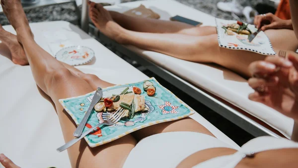 mulher comendo e tomando sol no verão
