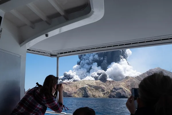 Risco de nova erupção impede resgate de corpos na Nova Zelândia