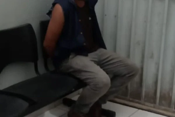 Imagem colorida de homem na delegacia após matar a própria tia na Paraíba - Metrópoles