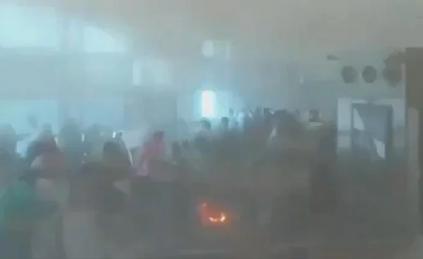 Imagens mostram momento em míssil atinge aeroporto da Arábia Saudita - Metrópoles