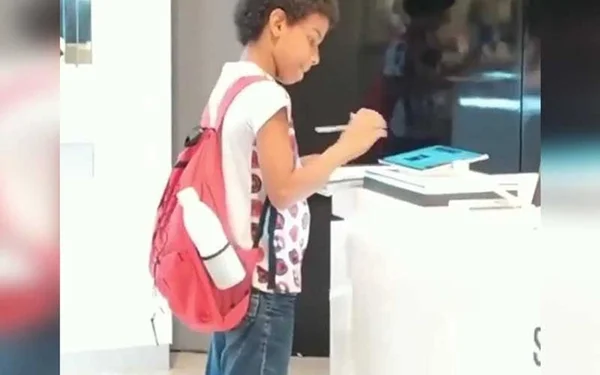 Criança usa tablet de loja para estudar e comove internautas