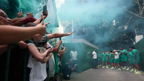 Imagem colorida de despedida da torcida do palmeiras- Metrópoles