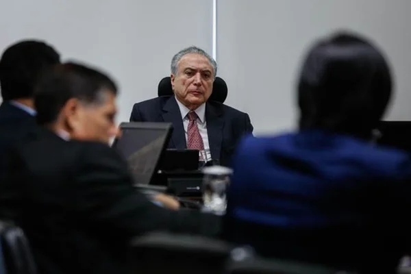 Ao lado de Temer, presidente do AçoBrasil faz críticas ao governo