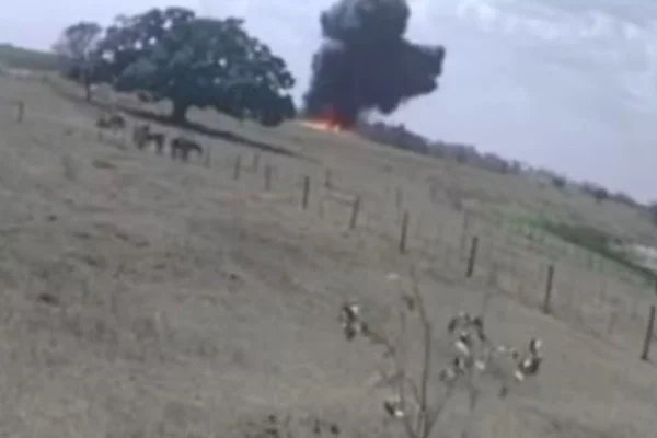 Imagem colorida mostra propriedade rural com fumaça preta após a queda de um avião - Metrópoles