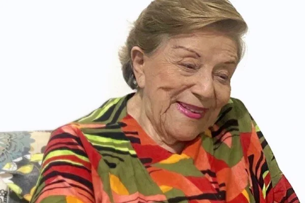 A dubladora Selma Lopes completou 96 anos em cima do palco - Metrópoles
