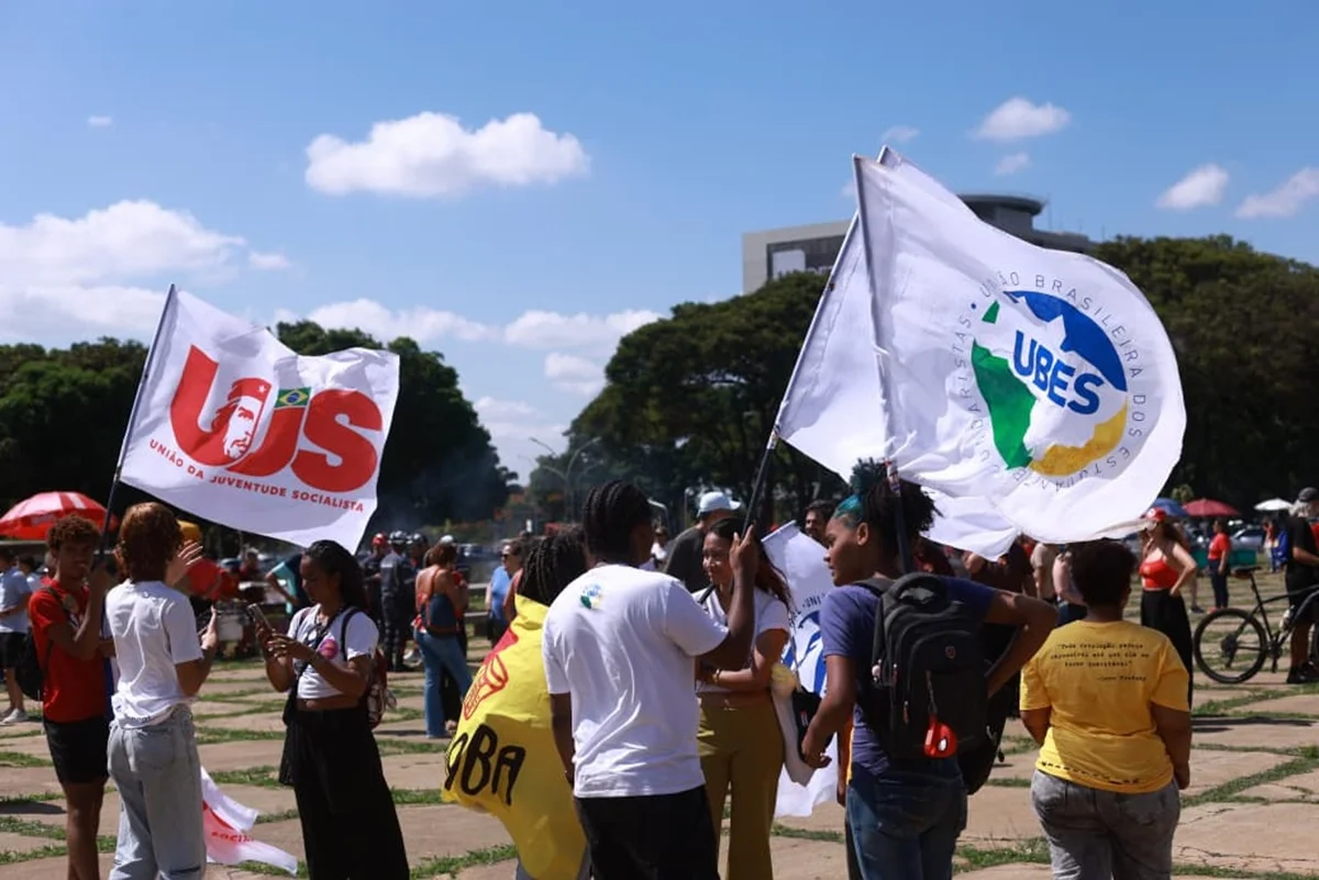 Professores da rede pública de ensino do Distrito Federal realizaram um ato na Praça do Buriti, em Brasília, na manhã desta quarta-feira (21/10), para pedir diálogo com o Governo do DF (GDF) Professores da rede pública de ensino do Distrito Federal realizaram um ato na Praça do Buriti, em Brasília, na manhã desta quarta-feira (21/10), para pedir diálogo com o Governo do DF (GDF)