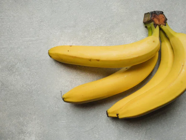 Foto colorida de banana, fruta rica em magnésio - Metrópoles