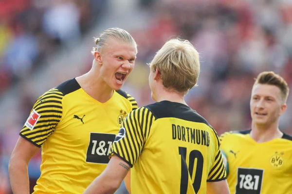 Haaland comemora gol contra Leverkusen