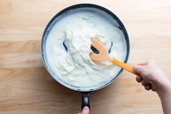 Foto colorida de molho para macarrão de cor branca - Metrópoles