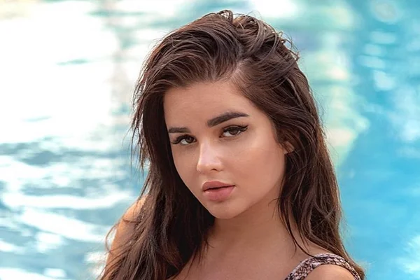 Modelo russa leva fãs à loucura com tamanho do bumbum. Veja fotos