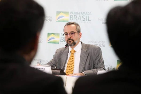 Por suspeita de irregularidades, MEC suspende acordos de cooperação