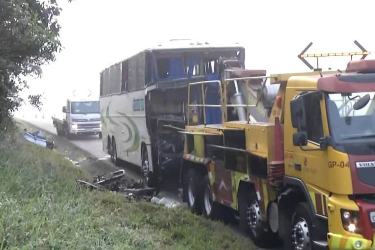 Motorista de ônibus morre e 11 ficam feridos em grave acidente na Rodovia Dutra, em Santa Isabel, com comerciantes a caminho do Brás