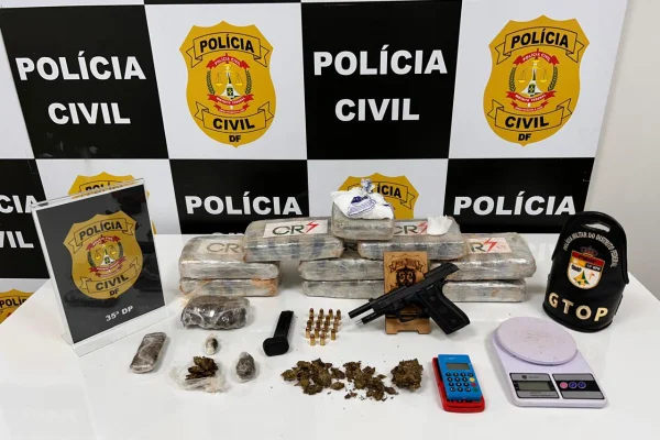 Traficante de drogas é preso no carro da mãe com arma oxidada