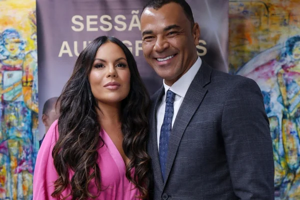 Mariah Morais e Cafu posam juntos durante o lançamento do livro - Metrópoles