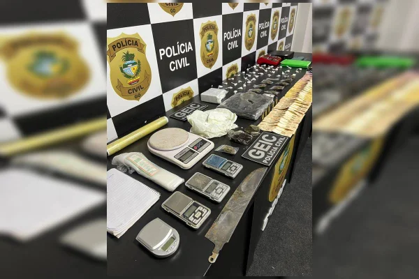 Foto colorida de apreensão de drogas pela PCGO