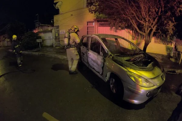 Vídeo. Carro estacionado em frente a uma casa pega fogo no DF