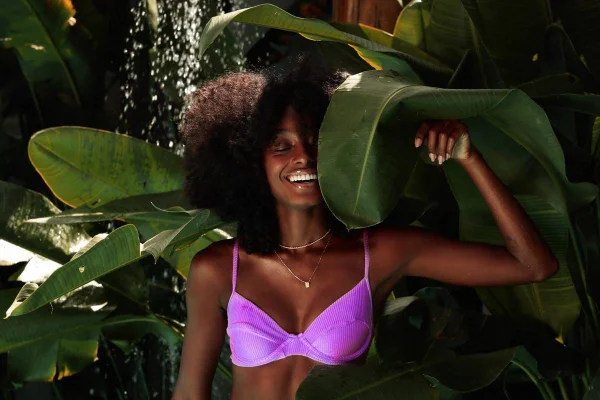 Modelo negra usa biquini rosa