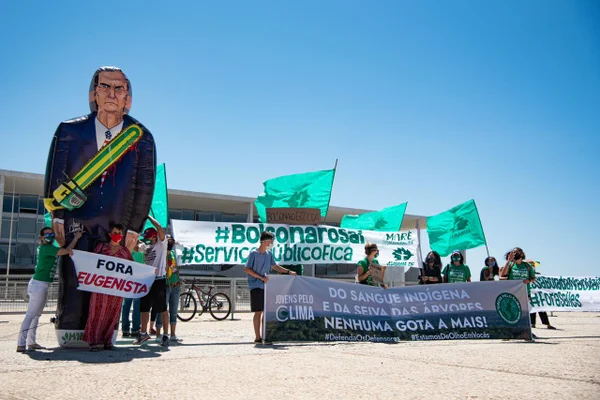 Ato pelo "Dia da Amazônia" em frente ao congresso, com faixas contra o governo.