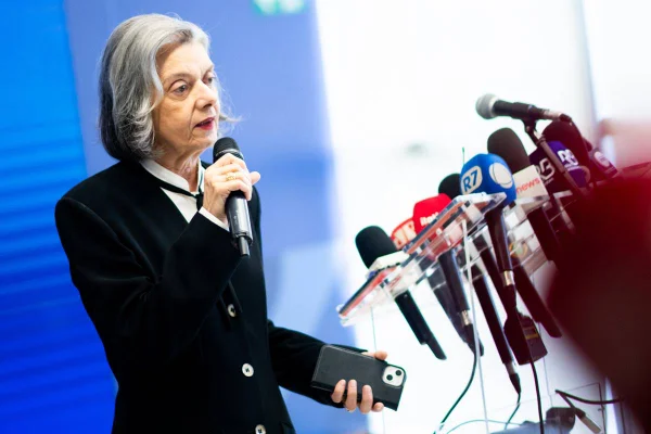 Imagem colorida de Coletiva de imprensa com a presidente do Tribunal Superior Eleitoral (TSE), ministra Cármen Lúcia, sobre o andamento do segundo turno da eleição de 2024