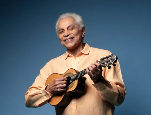 Fotografia colorida mostrando homem tocando cavaco-Metrópoles