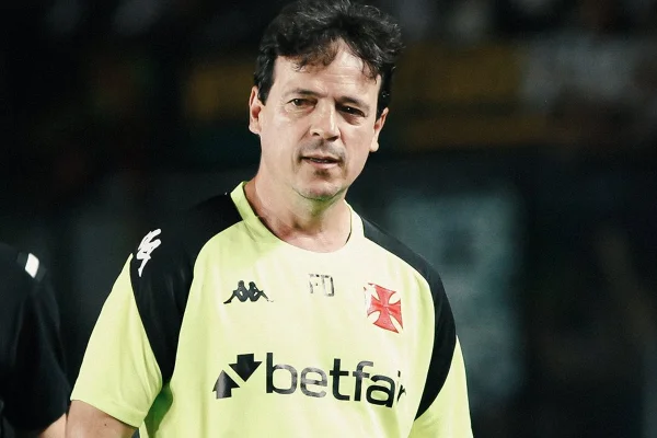 Foto colorida de Fernando Diniz, técnico do Vasco - Metrópoles