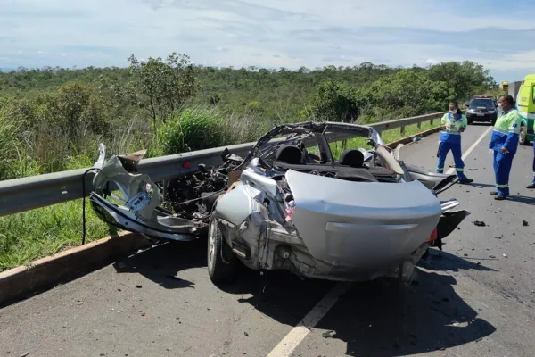 Acidente entre carro e caminhão deixa cinco mortos da mesma família