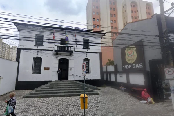 Imagem colorida de distrito policial