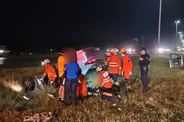 Carro com quatro ocupantes capota e deixa mulher ferida no DF