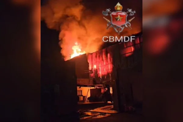 O motivo do incêndio que assustou moradores da Rua 3 de Vicente Pires na madrugada desta segunda-feira (1/4) ainda é um mistério. A vizinhança da região relata ter visto dois possíveis suspeitos em frente a gráfica momentos antes das chamas tomarem conta do estabelecimento. 