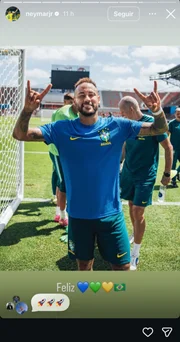Neymar posa sorridente durante preparo da Seleção Brasileira