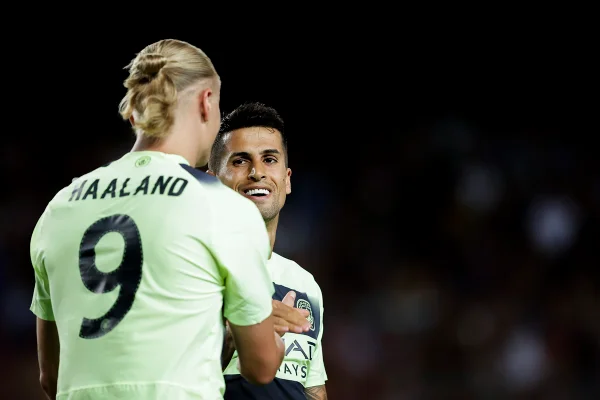 Haaland e Cancelo em jogo contra o Barcelona - Metrópoles