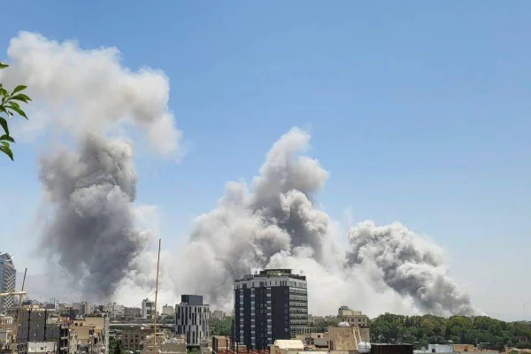 Foto colorida e fumaça branca em Teerã após ataques israelenses - Metrópoles