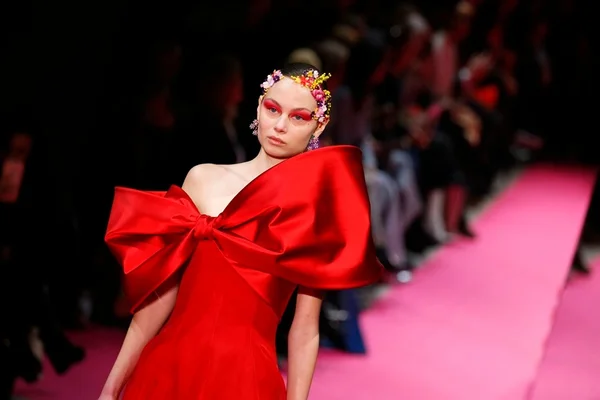 Reinventados, laços ganham força nos looks de desfiles e pelas ruas