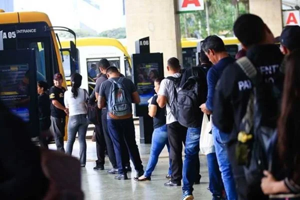 Ônibus quebrado e sujo: passageiros reclamam do transporte no Entorno