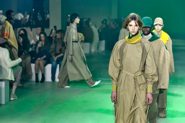 Veja a coleção de estreia da estilista Louise Trotter na Lacoste