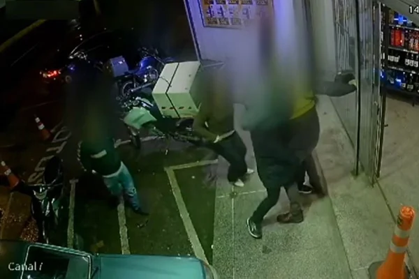 Imagem colorida reprodução de motoboy esfaqueado em Porto Alegre