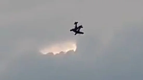 Vídeo: aviões se chocam no ar, ficam presos um ao outro e caem