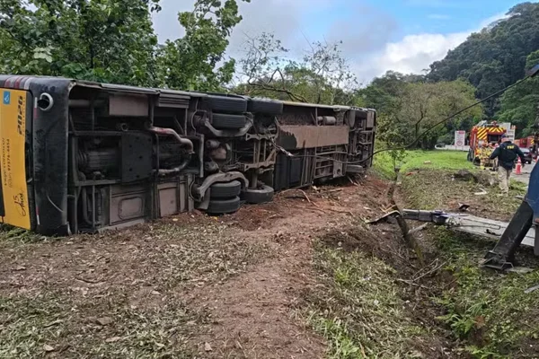 Imagem colorida, “Morreram abraçadas”, diz mãe de menina e irmã mortas em acidente no R - Metrópoles