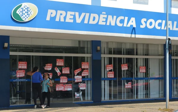 Agências do INSS devem reabrir na quarta-feira; peritos continuam em greve
