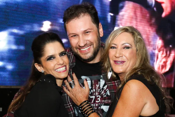 Rodrigo e Cida Meireles comemoram aniversário em festa Rock ’n Roll