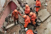 Bombeiros buscam por crianças que ficaram desaparecidas após desabamento de casa no Rio de Janeiro