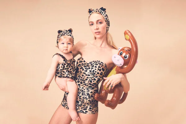 Q.U.A.D.R.A recebe coleção de Adriana Degreas e Charlotte Olympia