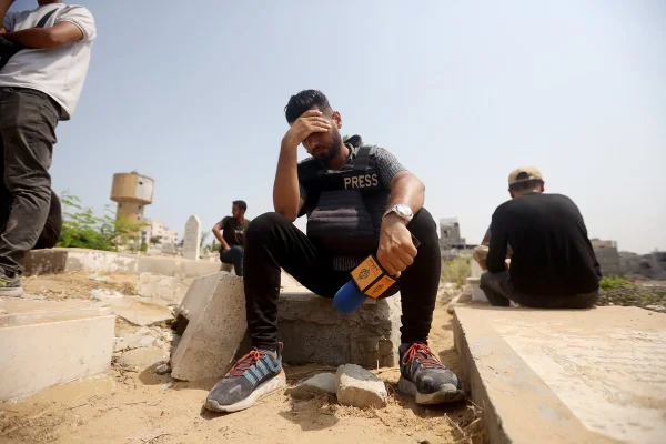 Imagem colorida mostra jornalista na Faixa de Gaza - Metrópoles