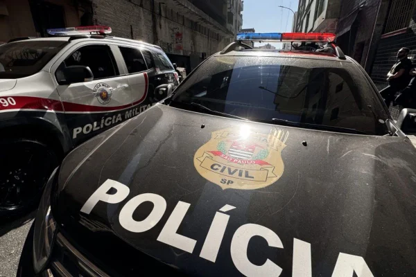 Foto colorida de viaturas das polícias Civil e Militar, durante operação em São Paulo.