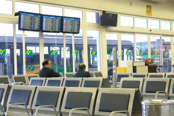 Teto do Aeroporto de Brasília desaba após TV se soltar da parede