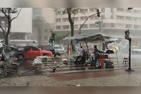 Chuva arrasta barracas na Feira Hippie em BH