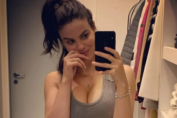 Sthefany Brito mostra barriga pós-parto e faz reflexão: “Gratidão”