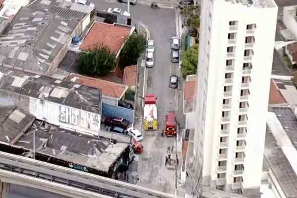 Imagem colorido mostra bombeiros ao lado do prédio onde elevador despencou. Metrópoles