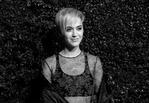 Katy Perry visita fã que retirou tumor do cérebro em cirurgia delicada